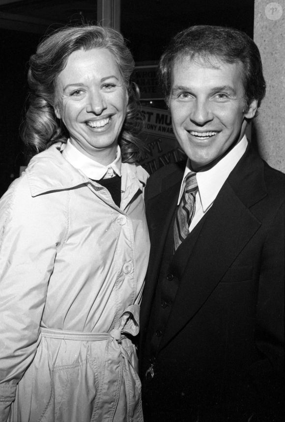"Je peux seulement confirmer que Mme Holliday est morte le 9 septembre confortablement chez elle à son domicile de Manhattan", a déclaré son agent artistique, Dennis Aspland, à "Fox News Digital". 

archives : Polly Holliday est décédée à l'âge de 88 ans. @Backgrid USA / Bestimage