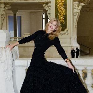 Arielle Dombasle au premier défilé Chanel "Collection Haute Couture Automne/Hiver 2026-2027" lors de la Fashion Week de Paris, le 7 juillet 2026 

© Pauline Mourey / Bestimage
