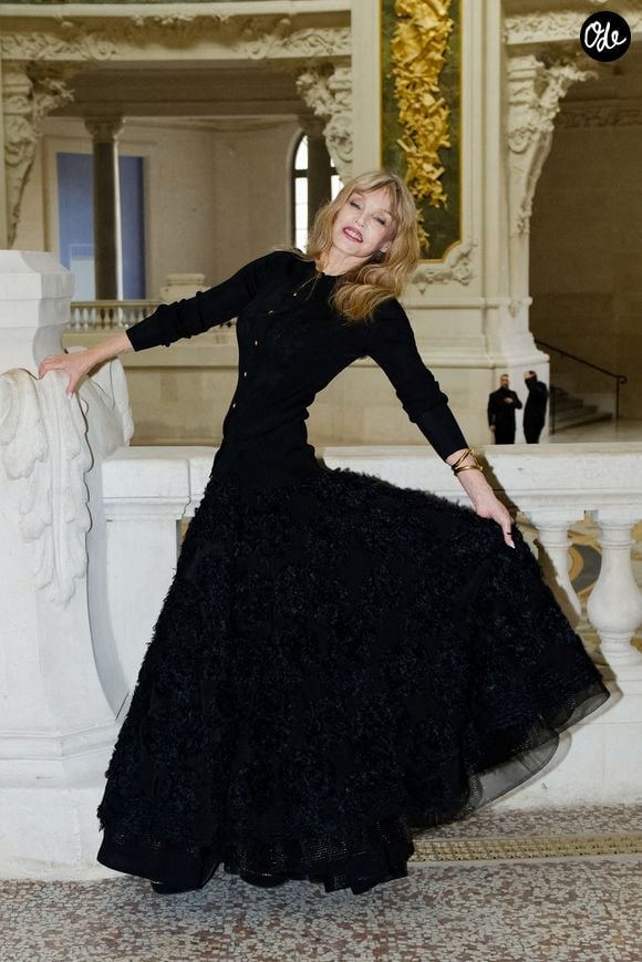 Arielle Dombasle au premier défilé Chanel "Collection Haute Couture Automne/Hiver 2026-2027" lors de la Fashion Week de Paris, le 7 juillet 2026 

© Pauline Mourey / Bestimage