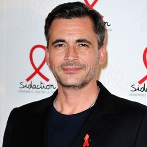 Olivier Minne posant lors d'un photocall pour le lancement du Sidaction 2014 et du 'Sidaction 20e anniversaire' qui s'est tenu au Musée du quai Branly à Paris, France, le 10 mars 2014. Photo par Aurore Marechal/Abaca