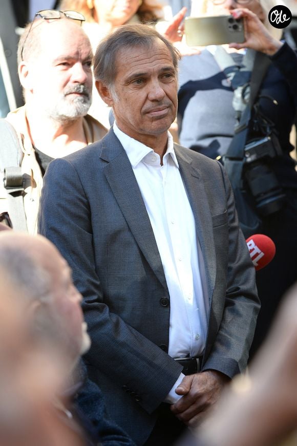À cet instant, son regard sur cette succession d'imprévus change. "Je me rends compte qu'on passe par le pont. Et là je me suis dit : 'Espèce d'enfoiré, tu voulais faire un tour sur le pont'."

Paul Belmondo à la sortie des obsèques de Claudia Cardinale en l’église Saint-Roch de Paris, France, le 30 septembre 2025. © Bestimage