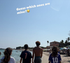 Les deux adolescents de 17 et 14 ans apparaissent de dos, marchant sur la plage avec des amis.

Capture Instagram -  Mélissa Theuriau