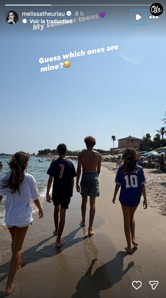 Les deux adolescents de 17 et 14 ans apparaissent de dos, marchant sur la plage avec des amis.

Capture Instagram -  Mélissa Theuriau