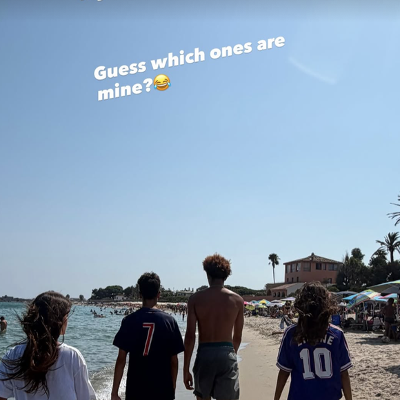 Les deux adolescents de 17 et 14 ans apparaissent de dos, marchant sur la plage avec des amis.

Capture Instagram -  Mélissa Theuriau