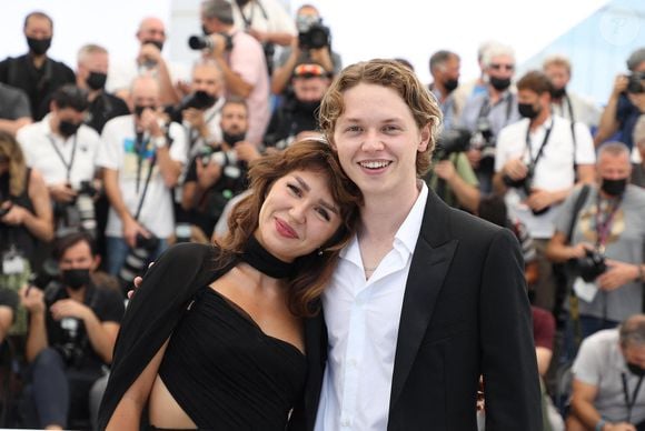 C'est sa fille Mercedes qui a annoncé la triste nouvelle

Mercedes Kilmer et son frère Jack (habillés en Céline), les enfants de Val Kilmer au photocall du film Val lors du 74ème festival international du film de Cannes le 7 juillet 2021

© Borde / Jacovides / Moreau / Bestimage