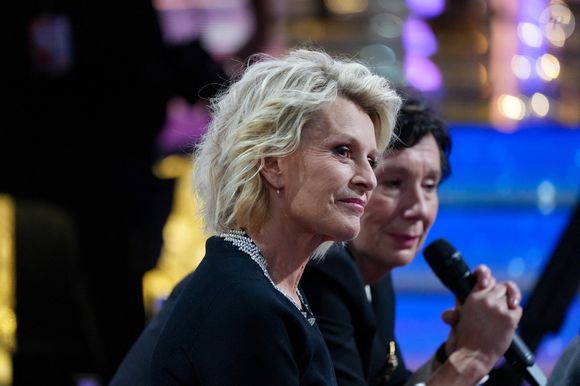 "Je me suis bien cognée la tête, mais ça va mieux", a-t-elle notamment déclaré

Sophie Davant, Laurence Tiennot-Herment lors de la deuxième soirée de la 39ème édition du Téléthon sur France 2 aux Studios du Lendit à Saint-Denis, France, le 6 décembre 2025. Les trente heures du Téléthon 2025 s'achèvent sur un compteur de 83,5 millions d'euros. © Anne-Sophie Guebey/Bestimage