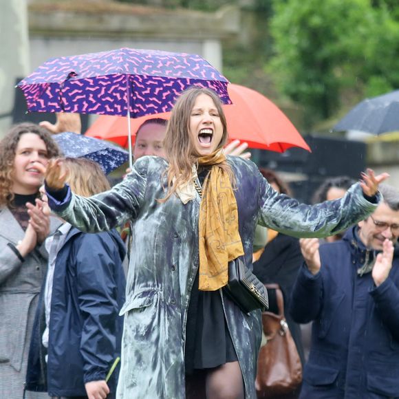 Le temps passe mais le manque demeure

Izïa Higelin lors des obsèques de Jacques Higelin au cimetière du Père Lachaise à Paris
©Agence / Bestimage