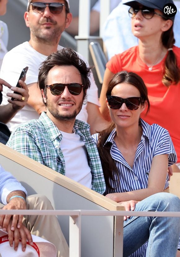 Le chanteur Vianney et sa femme Catherine Robert en tribunes lors des Internationaux de France de tennis de Roland Garros 2023, à Paris, France, le 9 juin 2023. © Jacovides-Moreau/Bestimage