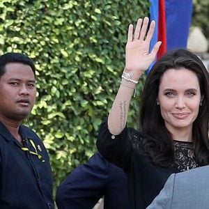 Maddox et Shiloh Jolie-Pitt - Angelina Jolie, radieuse et souriante, rend visite au roi du Cambodge Norodom Sihamoni pour la projection de son film accompagnée de ses six enfants à Siem Reap le 18 février 2017.  © Bestimage