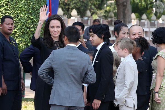 Maddox et Shiloh Jolie-Pitt - Angelina Jolie, radieuse et souriante, rend visite au roi du Cambodge Norodom Sihamoni pour la projection de son film accompagnée de ses six enfants à Siem Reap le 18 février 2017.  © Bestimage