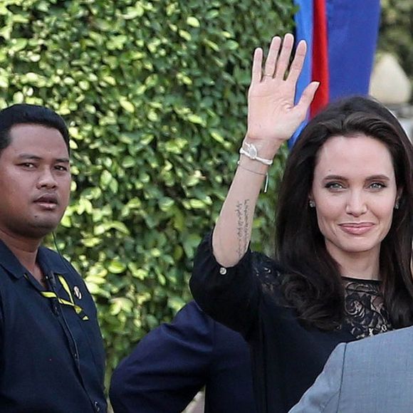 Maddox et Shiloh Jolie-Pitt - Angelina Jolie, radieuse et souriante, rend visite au roi du Cambodge Norodom Sihamoni pour la projection de son film accompagnée de ses six enfants à Siem Reap le 18 février 2017.  © Bestimage