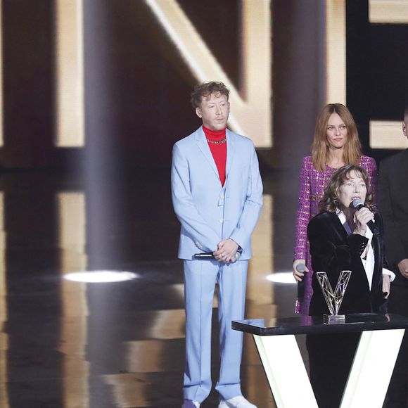Archives - Eddy DE PRETTO, Vanessa PARADIS, Etienne DAHO, Thomas DUTRONC, Jane BIRKIN sacrée Victoire d'Honneur, prix remis par sa fille Lou DOILLON, lors de la 36ème Cérémonie des Victoires de la Musique 2021 à la Seine Musicale de Boulogne Billancourt. Le 12 Février 2021.  © Christophe Aubert via Bestimage