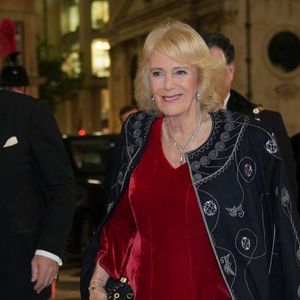 Il s'agit d'une tenue prise dans la garde-robe du roi Charles III.

La reine Camilla (Camilla Parker Bowles, reine consort d'Angleterre), colonel en chef des Rifles, arrivant au dîner biennal de remise des prix des Rifles au Guildhall dans la ville de Londres. Photo par Kin Cheung / PA Photos / Bestimage