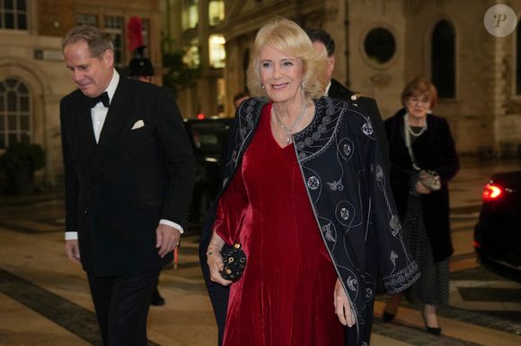 Il s'agit d'une tenue prise dans la garde-robe du roi Charles III.

La reine Camilla (Camilla Parker Bowles, reine consort d'Angleterre), colonel en chef des Rifles, arrivant au dîner biennal de remise des prix des Rifles au Guildhall dans la ville de Londres. Photo par Kin Cheung / PA Photos / Bestimage