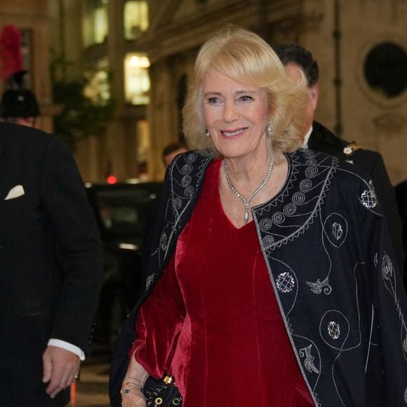 Il s'agit d'une tenue prise dans la garde-robe du roi Charles III.

La reine Camilla (Camilla Parker Bowles, reine consort d'Angleterre), colonel en chef des Rifles, arrivant au dîner biennal de remise des prix des Rifles au Guildhall dans la ville de Londres. Photo par Kin Cheung / PA Photos / Bestimage
