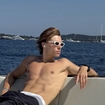 Cameron Smet profite de l’été à Saint-Tropez : le fils de David Hallyday apparaît sur un bateau au large de la station prisée