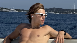 Cameron Smet profite de l’été à Saint-Tropez : le fils de David Hallyday apparaît sur un bateau au large de la station prisée