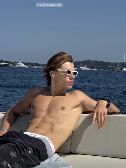Cameron Smet profite de l’été à Saint-Tropez : le fils de David Hallyday apparaît sur un bateau au large de la station prisée