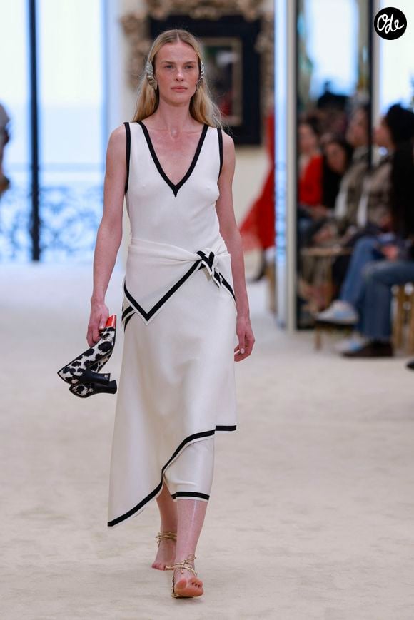 La prestigieuse maison de la rue Cambon, Chanel, intègre officiellement un expert de la chemise parisienne de luxe : Charvet.

Défilé Chanel N°2 "Collection Croisière 2026-2027" au Casino municipal de Biarritz, le 28 avril 2026. 

© Olivier Borde / Betimage