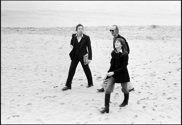 Archives - Serge Gainsbourg et Jane Birkin et son père David Birkin sur la plage de Cannes en 1969. (DANIEL ANGELI / BESTIMAGE).