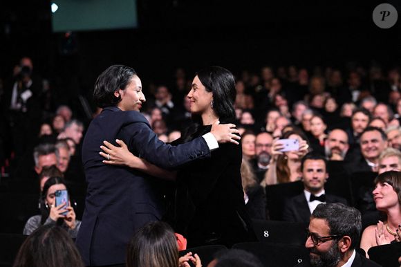 La réalisatrice et scénariste française Hafsia Herzi félicite chaleureusement l'actrice française Nadia Melliti après qu'elle ait remporté le Prix d'interprétation féminine pour son rôle dans le film "La Petite dernière", lors de la cérémonie de clôture de la 78e édition du Festival de Cannes à Cannes, France, le 24 mai 2025. Photo de David Niviere/ABACAPRESS.COM