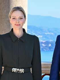 Charlene de Monaco en Elie Saab : la princesse a opté pour un ensemble qui met en valeur sa silhouette