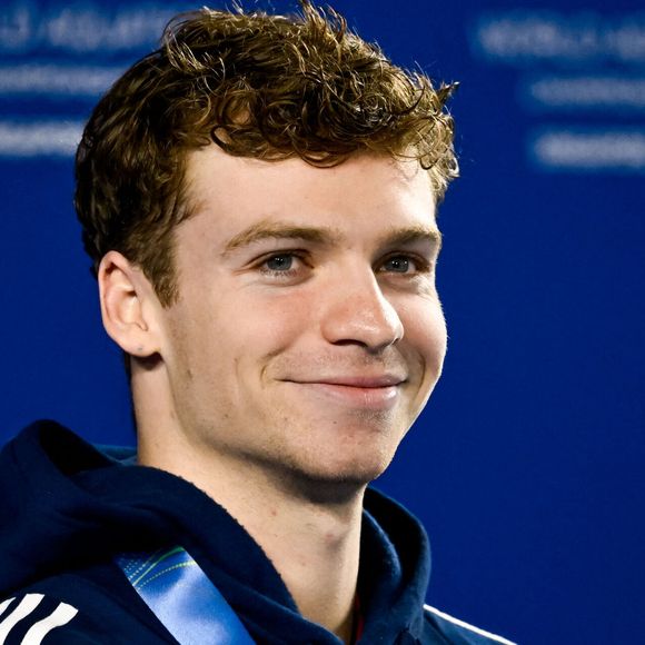 Après avoir déjà conquis quatre titres olympiques dans la capitale française, Léon Marchand a ajouté une cinquième médaille d’or...

Léon Marchand sur le podium après sa victoire du 200m 4 nages au 22ème Championnat du monde de Natation à Singapour. Inside/Psnewz/Bestimage