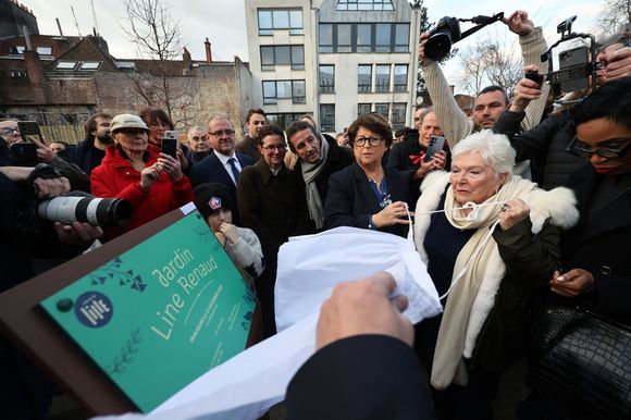 Line Renaud, 97 ans, a inauguré un jardin public qui porte son nom, à Lille, France, le mercredi 17 décembre 2025. © Claude Dubourg/Bestimage