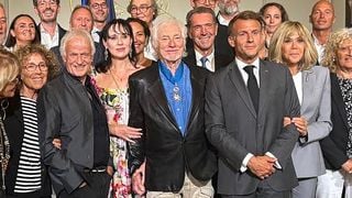 Hugues Aufray décoré à 97 ans : sa femme Murielle et ses deux filles réunies à l'Élysée pour ce grand moment