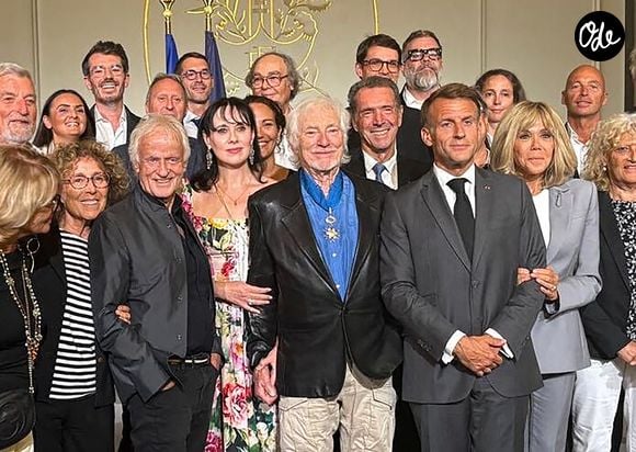 Hugues Aufray a reçu une nouvelle distinction prestigieuse au palais de l'Élysée.

Damien Nougarède, Mireille Dumas, Dave, Hugues Aufray et sa femme Murielle, Emmanuel et Brigitte Macron - Hugues Aufray (97 ans) a été élevé au rang de commandeur de l'ordre national du Mérite par Emmanuel Macron au palais de l’Elysée à Paris