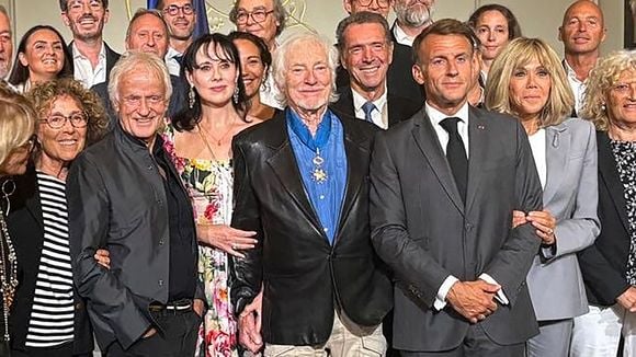 Hugues Aufray décoré à 97 ans : sa femme Murielle et ses deux filles réunies à l'Élysée pour ce grand moment