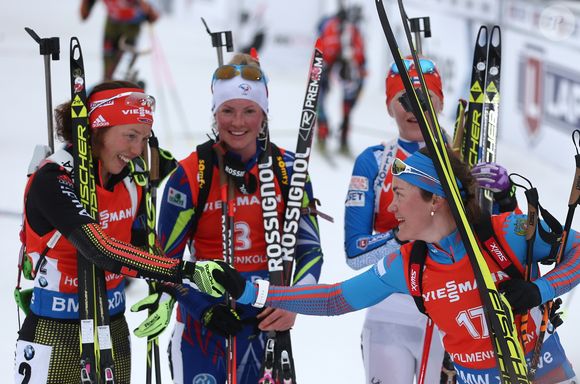 Marie Dorin-Habert remporte sa 3e médaille d'or aux côté de l'Allemande Laura Dahlmeier (médaille d'argent) et la Finlandaise Kaisa Makarainen (médaille de bronze) lors de l'épreuve des 12,5 km de la 48e édition des Championnats du monde de biathlon à Oslo, le 13 mars 2016. ITAR TASS / BESTIMAGE
