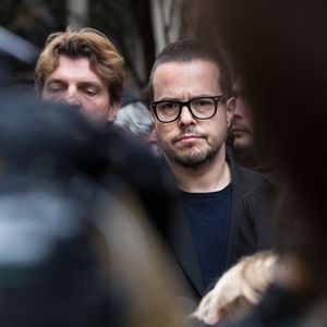 Le président de Libération Nicolas Demorand devant le siège du quotidien français Libération, le 18 novembre 2013 à Paris. Photo par Romain Boe/ABACAPRESS.COM