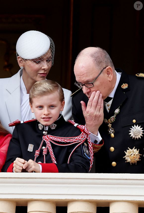 Le prince Albert II de Monaco et la princesse Charlène de Monaco avec leur fils le prince Jacques de Monaco, marquis des Baux - La famille princière de Monaco au balcon du palais, à l'occasion de la Fête Nationale de Monaco, le 19 novembre 2025. © Dominique Jacovides/Bestimage