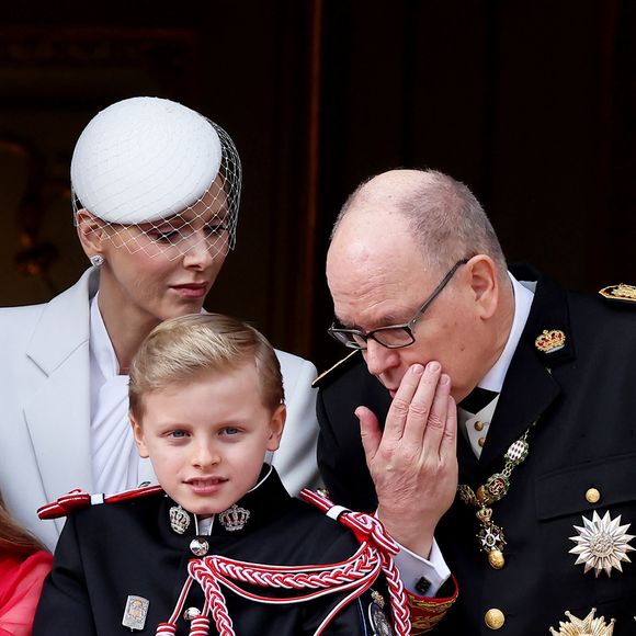Le prince Albert II de Monaco et la princesse Charlène de Monaco avec leur fils le prince Jacques de Monaco, marquis des Baux - La famille princière de Monaco au balcon du palais, à l'occasion de la Fête Nationale de Monaco, le 19 novembre 2025. © Dominique Jacovides/Bestimage