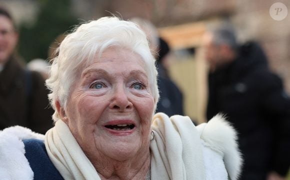 Très enthousiaste, elle affirme que cette routine quotidienne lui permet de rester en forme.

Line Renaud - Line Renaud, 97 ans, a inauguré un jardin public qui porte son nom, à Lille, France, le mercredi 17 décembre 2025.

© Claude Dubourg/Bestimage