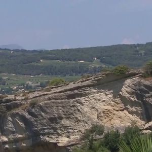 Michel Drucker dévoile des images de la maison de Mimie Mathy située à Vaison-la-Romaine dans l'émission Vivement dimanche le 9 février 2025 sur France 3.