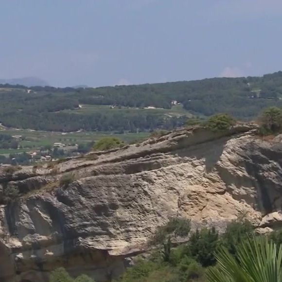 Michel Drucker dévoile des images de la maison de Mimie Mathy située à Vaison-la-Romaine dans l'émission Vivement dimanche le 9 février 2025 sur France 3.