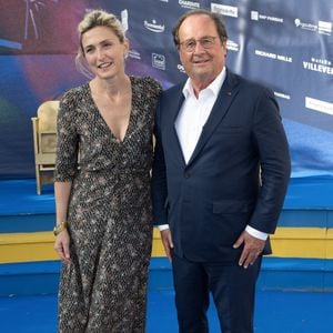 Julie Gayet et son mari François Hollande aux arrivées sur le tapis bleu de la 16ème édition du festival du film francophone de Angoulême le 25 août 2023.

© Coadic Guirec / Bestimage