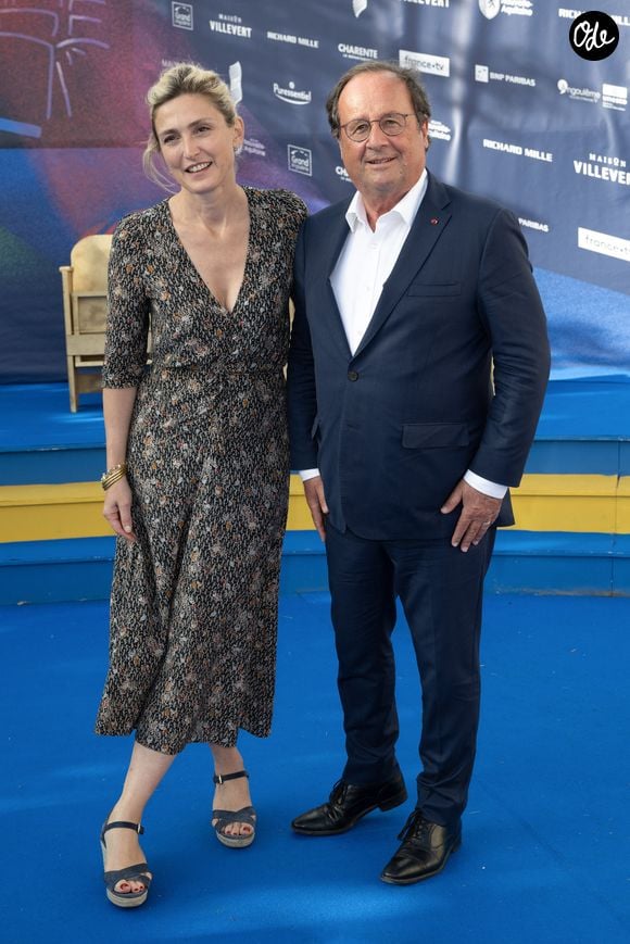 Julie Gayet et son mari François Hollande aux arrivées sur le tapis bleu de la 16ème édition du festival du film francophone de Angoulême le 25 août 2023.

© Coadic Guirec / Bestimage