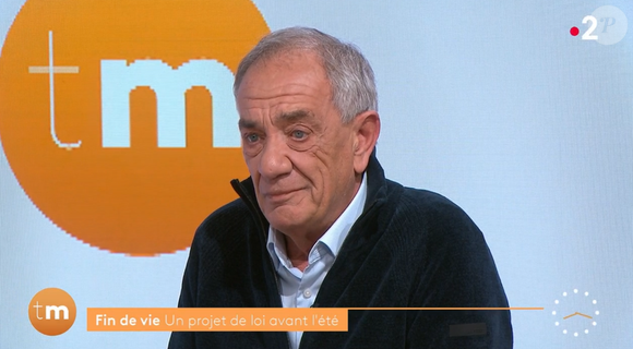 Un documentaire auquel participait Antoine Mesnier, étant donné qu'il est atteint de la maladie de Charcot. C'est d'ailleurs cette même maladie qui les a poussés à vivre séparément.

Antoine Mesnier, compagnon de Marina Carrère d'Encausse, en larmes dans "Télématin".