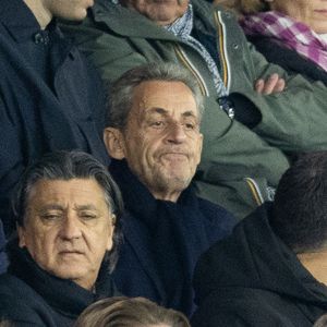 Nicolas Sarkozy dans les tribunes lors du match de Ligue 1 McDonald's "PSG - Auxerre (2-0)" au Parc des Princes à Paris, le 27 septembre 2025.
© Cyril Moreau/Bestimage