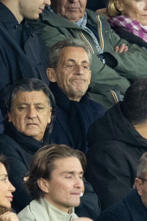 Nicolas Sarkozy dans les tribunes lors du match de Ligue 1 McDonald's "PSG - Auxerre (2-0)" au Parc des Princes à Paris, le 27 septembre 2025.
© Cyril Moreau/Bestimage