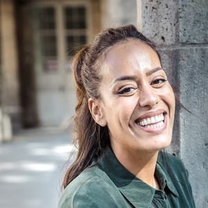 Exclusif - Amel Bent en marge du tournage du téléfilm de France 3 "Les sandales blanches"  à Meudon, le 18 septembre 2020

Photo : Cyril Moreau / Bestimage