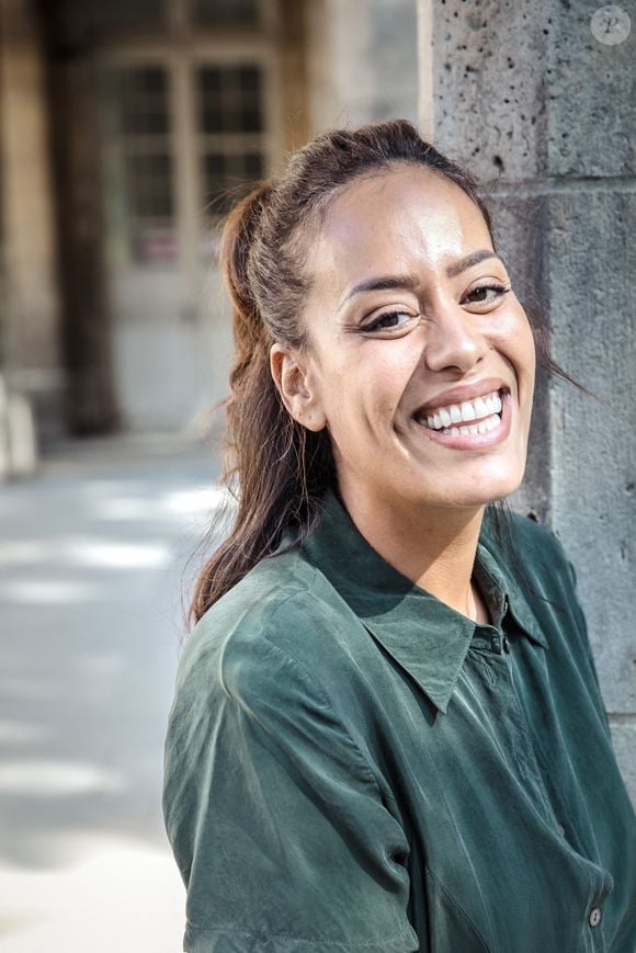 Exclusif - Amel Bent en marge du tournage du téléfilm de France 3 "Les sandales blanches"  à Meudon, le 18 septembre 2020

Photo : Cyril Moreau / Bestimage