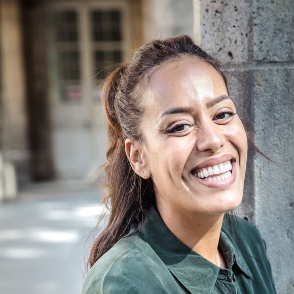 Exclusif - Amel Bent en marge du tournage du téléfilm de France 3 "Les sandales blanches"  à Meudon, le 18 septembre 2020

Photo : Cyril Moreau / Bestimage