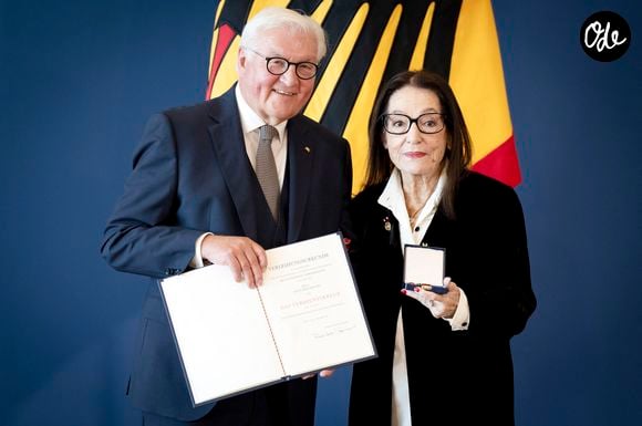 À quelques jours de ses 92 ans, elle revient avec émotion sur près de sept décennies de carrière.

Nana Mouskouri reçoit la Croix Fédérale du Mérite, des mains Frank-Walter Steinmeier (Président fédéral de l'Allemagne) au siège officiel du Spreebogen, à Berlin, le 5 octobre 2026. Action Press / Bestimage