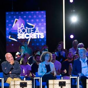 Exclusif - François Berléand, Mireille Dumas et Garou lors de l'enregistrement de l'émission "La Boîte à secrets", présentée par F.Bollaert et diffusée le 26 septembre 2025 sur France 3, dans les studios du Lendit à Saint-Denis, Seine Saint-Denis, France, le 8 septembre 2025. © Pierre Perusseau/Bestimage