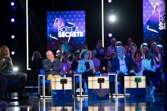 Exclusif - François Berléand, Mireille Dumas et Garou lors de l'enregistrement de l'émission "La Boîte à secrets", présentée par F.Bollaert et diffusée le 26 septembre 2025 sur France 3, dans les studios du Lendit à Saint-Denis, Seine Saint-Denis, France, le 8 septembre 2025. © Pierre Perusseau/Bestimage
