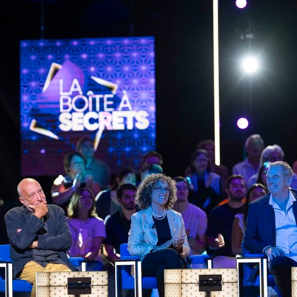 Exclusif - François Berléand, Mireille Dumas et Garou lors de l'enregistrement de l'émission "La Boîte à secrets", présentée par F.Bollaert et diffusée le 26 septembre 2025 sur France 3, dans les studios du Lendit à Saint-Denis, Seine Saint-Denis, France, le 8 septembre 2025. © Pierre Perusseau/Bestimage